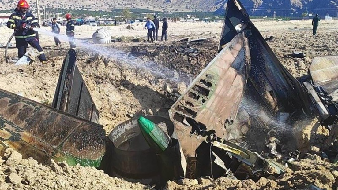 VIDEO: Un avión militar se estrella en el sur de Irán
