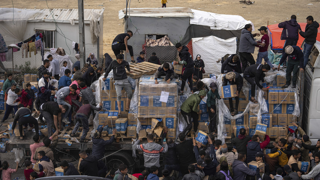 VIDEO: Gazatíes corren hacia un camión para poder conseguir ayuda humanitaria