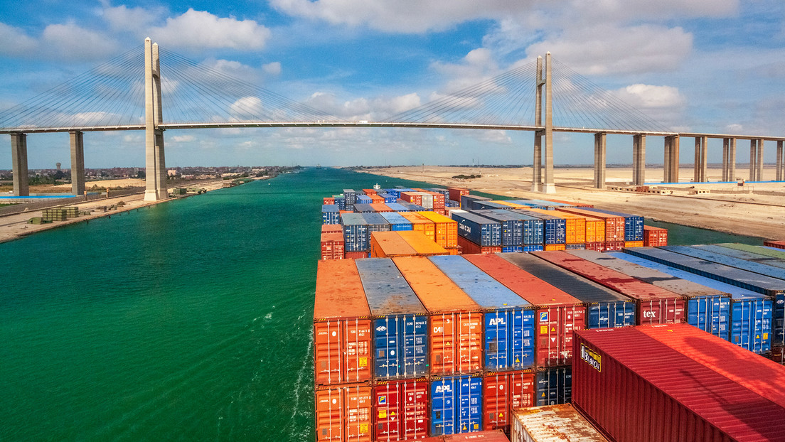 Más de 100 portacontenedores desviados del canal de Suez para evitar los ataques de los hutíes