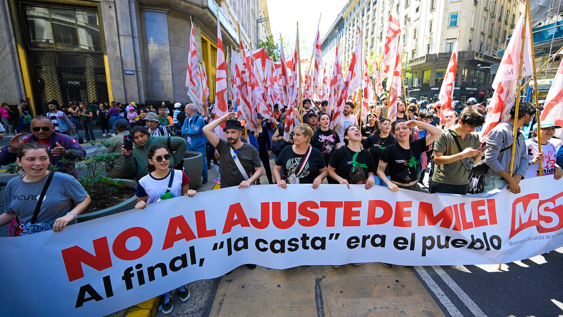 Tensión y choques con la Policía en la marcha contra Milei que desafía el protocolo 'antipiquetes'