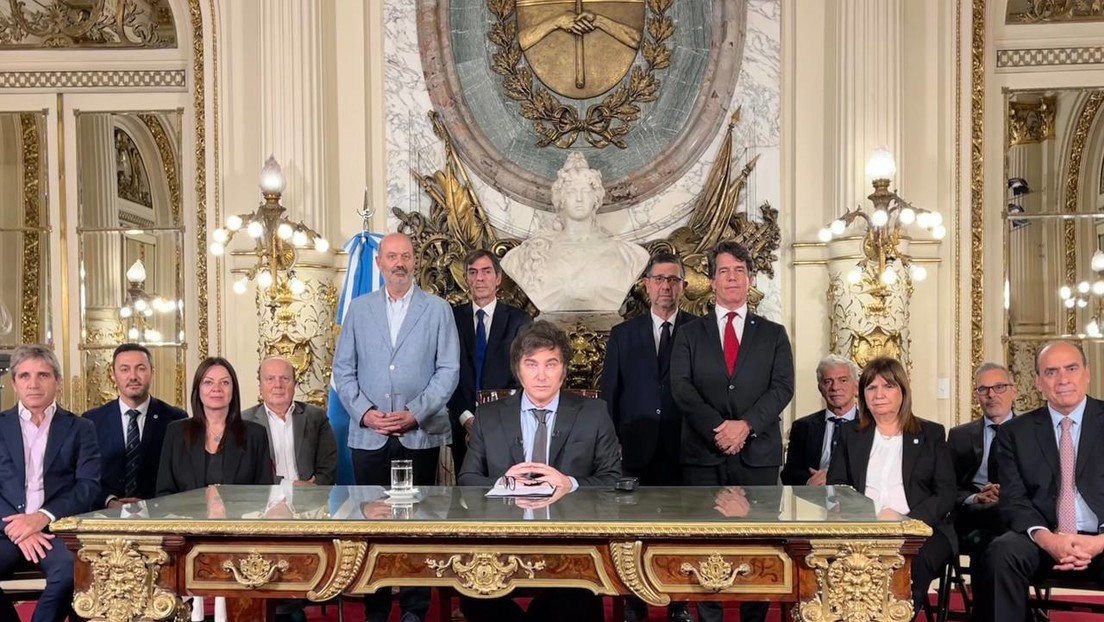 Milei deroga más de 300 leyes para desregular la economía y evitar "la peor crisis de la historia"