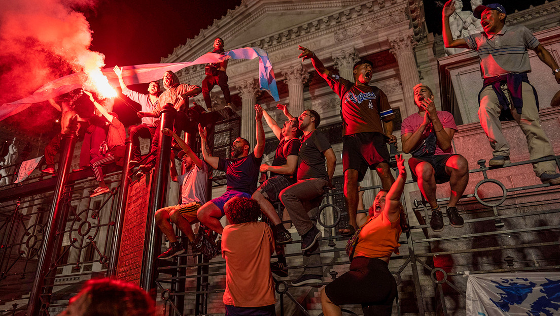 Precarización laboral, privatizaciones y desregulación: El 'decretazo' de Milei que hace sonar cacerolas en Argentina