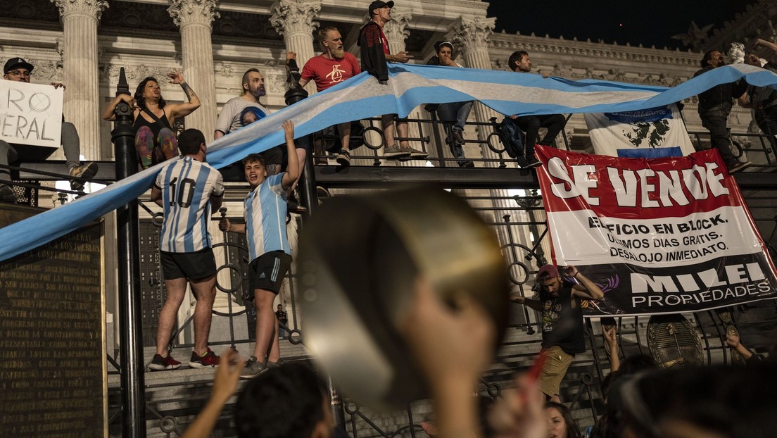 Más represión, menos cultura y togas para jueces: los puntos polémicos de la 'ley ómnibus' de Milei