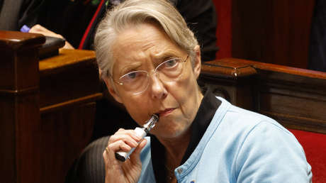 Reprimenda a la primera ministra francesa por fumar un vapeador durante una sesión parlamentaria