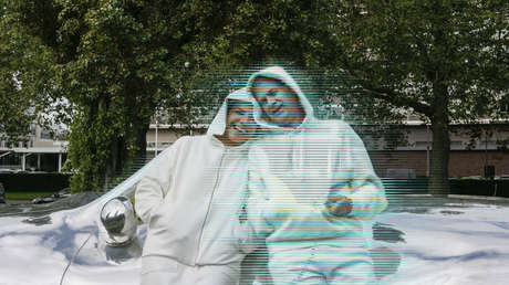 Una artista española será la primera mujer en casarse con un holograma hecho con IA