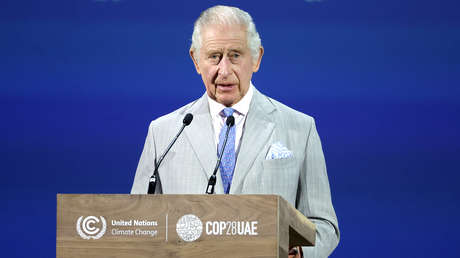 Carlos III luce una corbata con la bandera griega en medio de la disputa entre Londres y Atenas