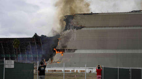 Extinguen tras 24 días un incendio "sin precedentes" en un hangar donde se filmaron 'Pearl Harbor' y 'Star Trek' (VIDEOS)