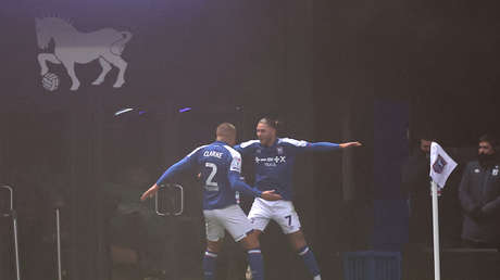 VIDEO: El mundo del fútbol pierde la cabeza por un gol de fantasía en la segunda división inglesa