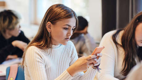 La Duma Estatal de Rusia aprueba una ley que prohíbe el uso de teléfonos en las clases escolares