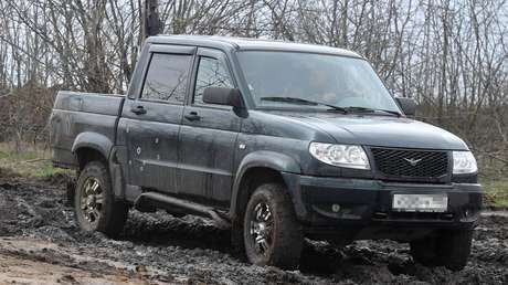 Gobierno ruso entrega cientos de vehículos todoterreno UAZ Patriot al frente militar y promete más