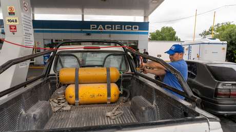Alzas en combustible y alimentos previo a la asunción presidencial de Milei en Argentina