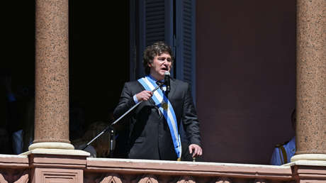 "Es el fin de la noche populista": Milei saluda a sus seguidores desde el balcón de la Casa Rosada