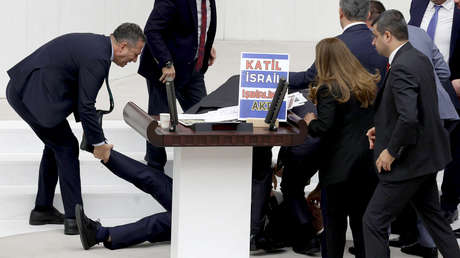 Diputado turco sufre un ataque cardíaco tras asegurar que Alá castigará a quienes apoyen a Israel