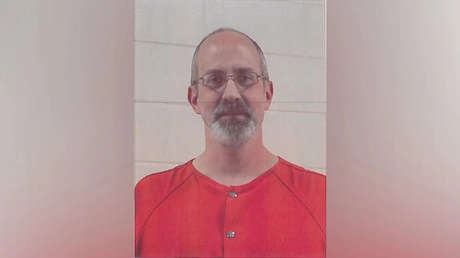 Detienen a un maestro que amenazó con cortarle "su maldita cabeza" a una estudiante musulmana en EE.UU.