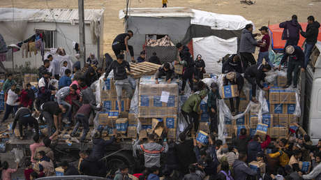 VIDEO: Gazatíes corren hacia un camión para poder conseguir ayuda humanitaria