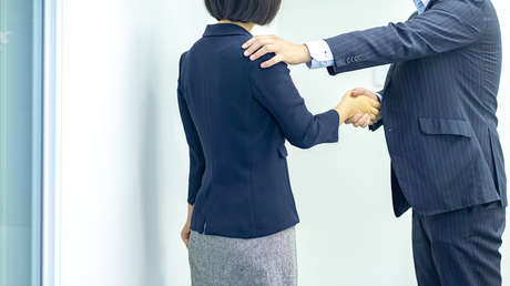 Gigante japonés de aceites para autos despide a su presidente por abrazar a una mujer en estado de embriaguez