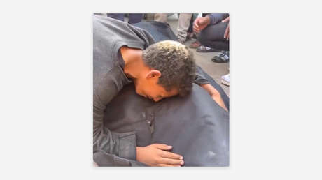 VIDEO: Desgarradora despedida de un niño a su padre asesinado en un ataque israelí contra Gaza