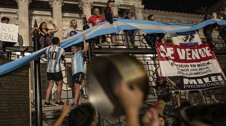 Más represión, menos cultura y togas para jueces: los puntos polémicos de la 'ley ómnibus' de Milei