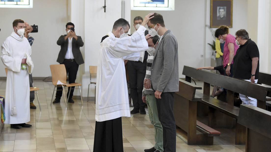 El Vaticano afirma que la bendición a parejas homosexuales no debe considerarse 'herética' ni 'blasfema'