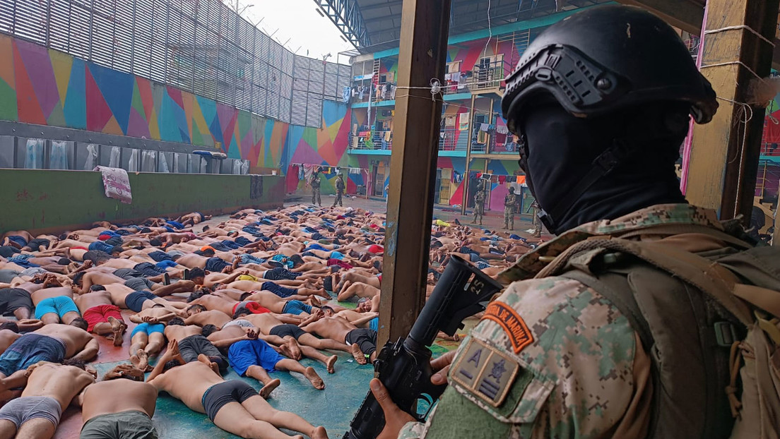 Secuestro de policías, incendios y fugas: Ecuador en su primer día bajo estado de excepción