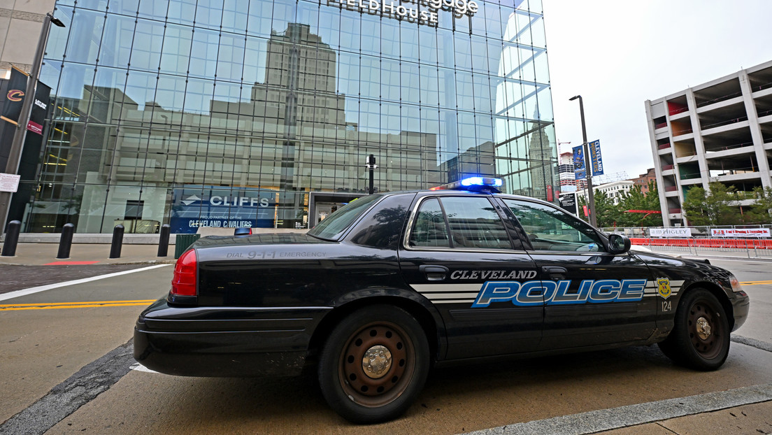 Se acerca tranquilamente a unos policías y les dice que acaba de matar a cinco miembros de su familia