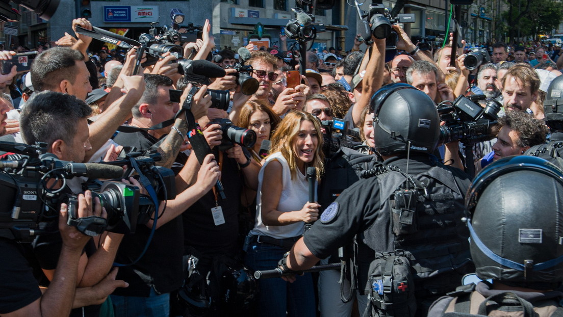 Periodista de RT es agredida durante la manifestación en Argentina contra Milei