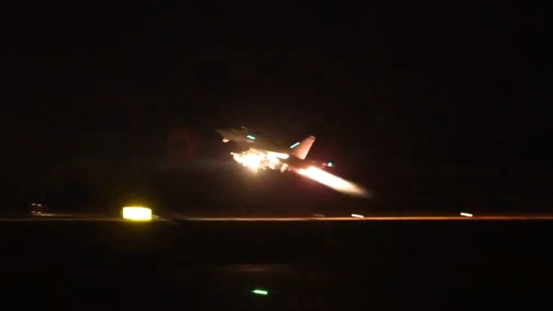 Biden: EE.UU., en coalición con 5 países, ataca a los hutíes en Yemen como respuesta a "la amenaza a la libertad de navegación"