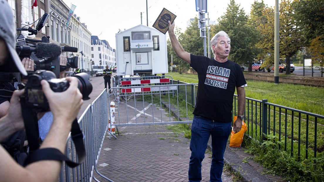 Una turba enfurecida ataca a un activista que intentaba quemar un Corán en los Países Bajos (VIDEO)