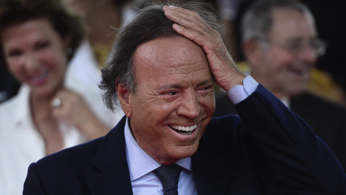 Retienen a Julio Iglesias en un aeropuerto de República Dominicana por el contenido de sus maletas