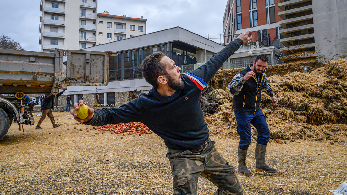 VIDEO: Agricultores franceses arrojan estiércol frente a un edificio administrativo