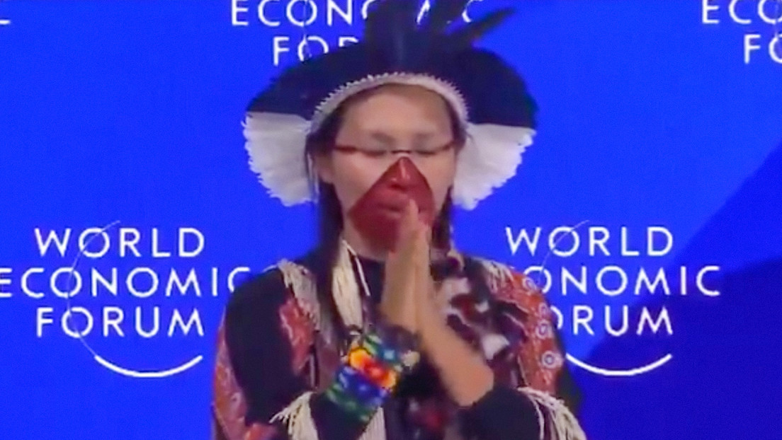 Líder de una tribu amazónica realiza un ritual contra la deforestación en el Foro de Davos