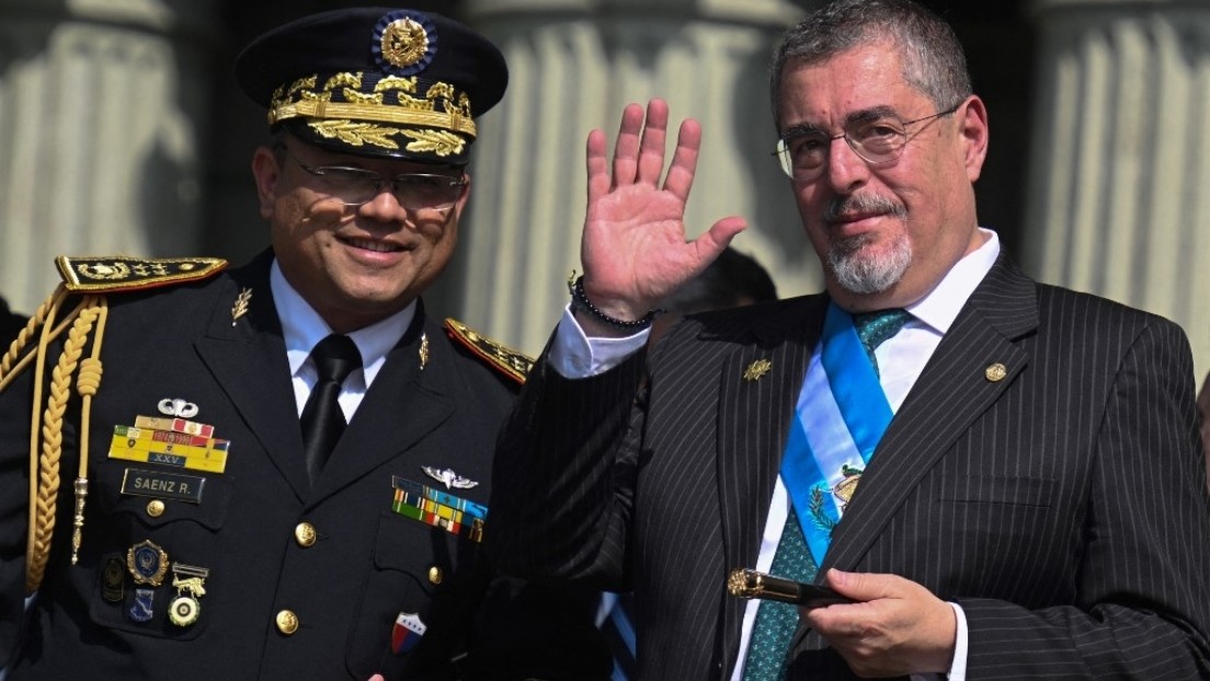 Arévalo navega la tempestad política en Guatemala con el 'salvavidas' de una promesa de cambio