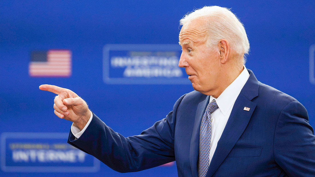 "¿Dónde está Deborah?": Biden asegura haberse tomado una foto con una congresista ausente
