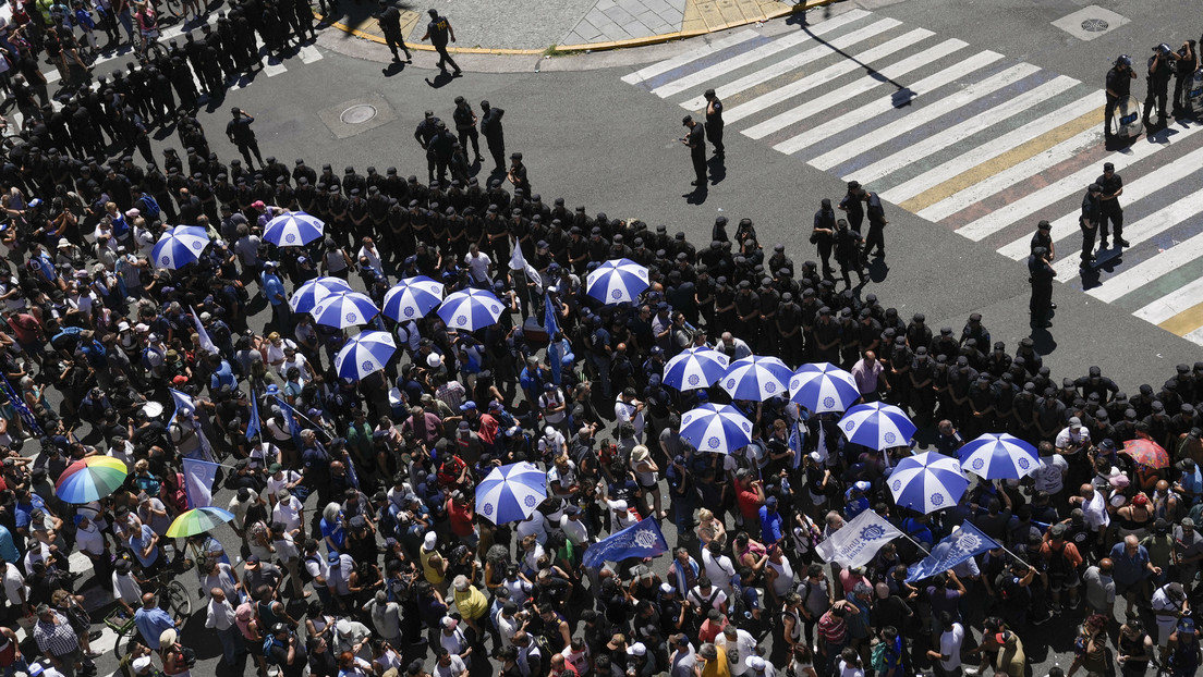 Vocero de Milei minimiza masivo paro en Argentina y tilda a convocantes de "espasmos de una casta sindical"