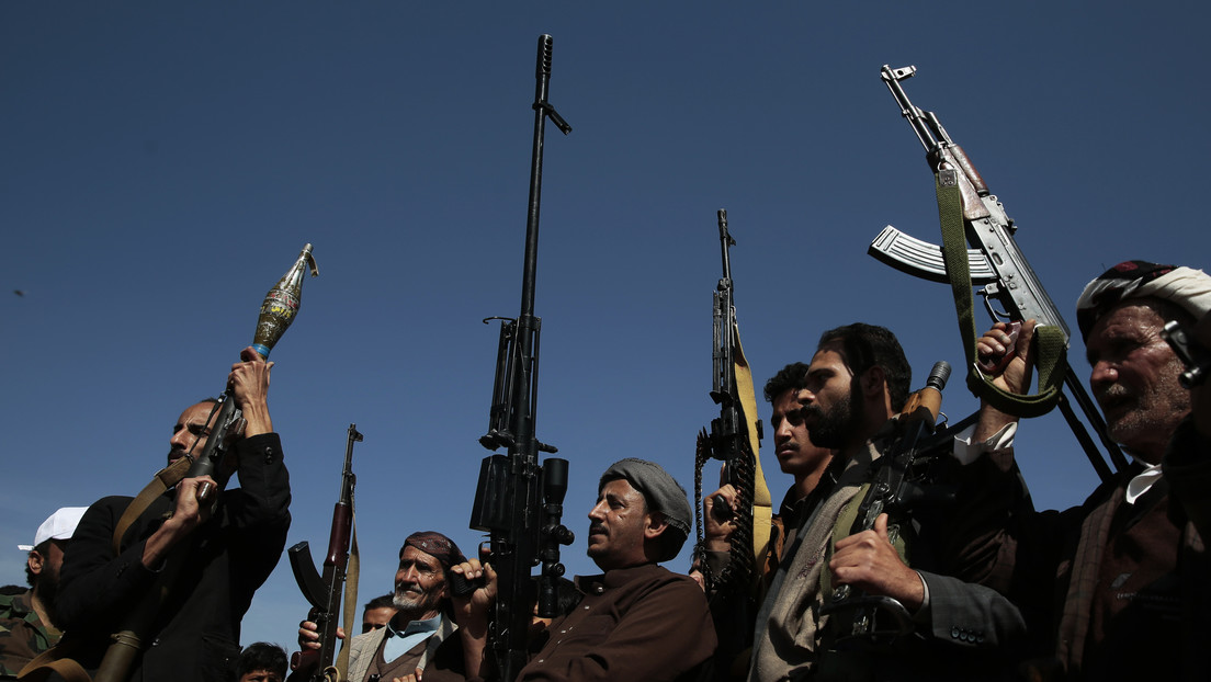 Los hutíes de Yemen atacan con misiles un buque comercial estadounidense en el mar Rojo