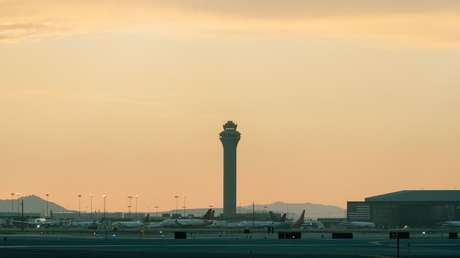Hallan a un hombre muerto dentro del motor de un avión en un aeropuerto de EE.UU.