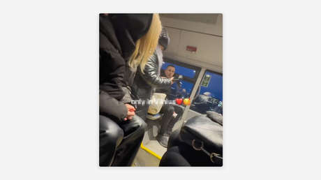 "¡Esto no es Rusia, j*der!": Dos hombres quitan el móvil de una anciana rusohablante y se burlan de ella en Lituania