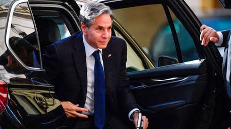 Activistas propalestinos rocían con pintura roja el coche oficial de Blinken