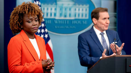 Reportan que la relación entre Karine Jean-Pierre y John Kirby está "plagada de tensiones"