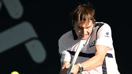 VIDEO: Tenista come papas fritas de un aficionado durante un partido