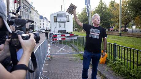 Una turba enfurecida ataca a un activista que intentaba quemar un Corán en los Países Bajos (VIDEO)