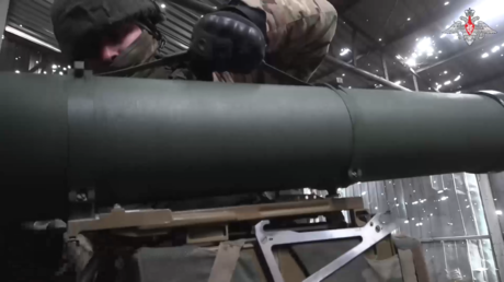 VIDEO: Un blindado ucraniano explota alcanzado por un misil guiado ruso