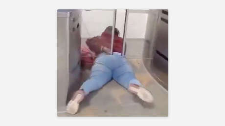 VIDEO: Mujer intenta colarse sin pagar en el Transmilenio de Bogotá y termina atascada