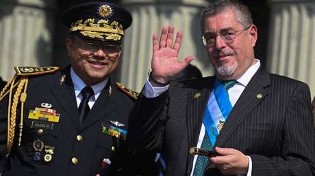 Arévalo navega la tempestad política en Guatemala con el 'salvavidas' de una promesa de cambio