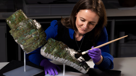 Un rarísimo guardabrazos romano de un legionario noble es reconstruido a partir de fragmentos