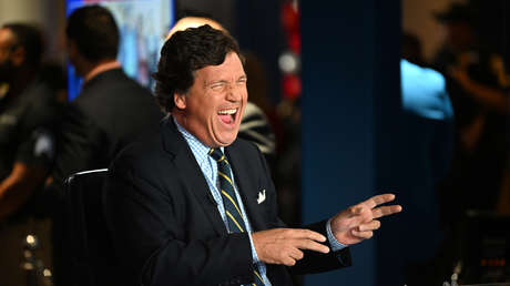 Tucker Carlson se burla de Trudeau y le envía un mensaje telefónico: "Venimos a liberar Canadá"