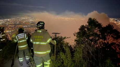 Bomberos y cuerpos de rescate luchan para apagar un incendio de grandes proporciones en Bogotá