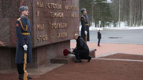 Putin deposita flores en un monumento en el 80.º aniversario del levantamiento del sitio de Leningrado