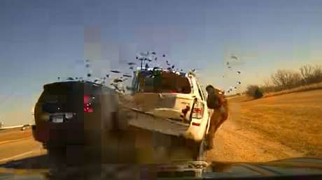 Un vehículo embiste violentamente a gran velocidad a un policía durante un control de tránsito