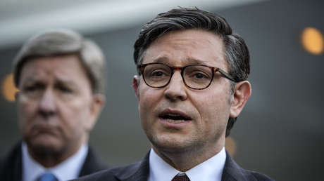 Mike Johnson insta a Biden a revertir "la catástrofe que ha creado" en la frontera